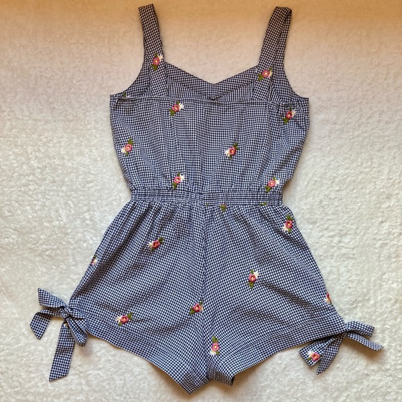 Checkered Romper w/ Flower Detailing - Picture 2 of 2